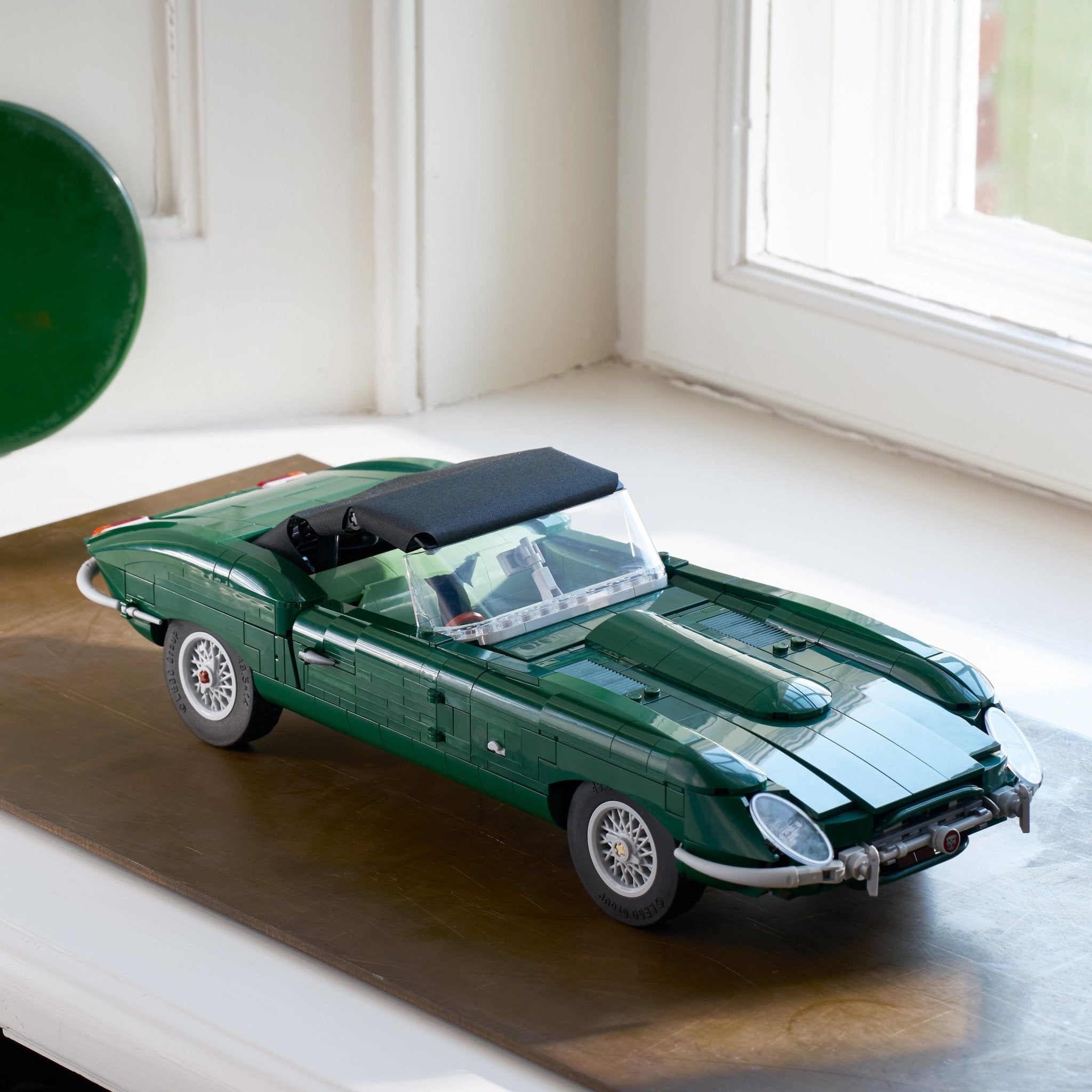 Premium LEGO® Icons Jaguar E-Type Building Set 11381 - Image 4