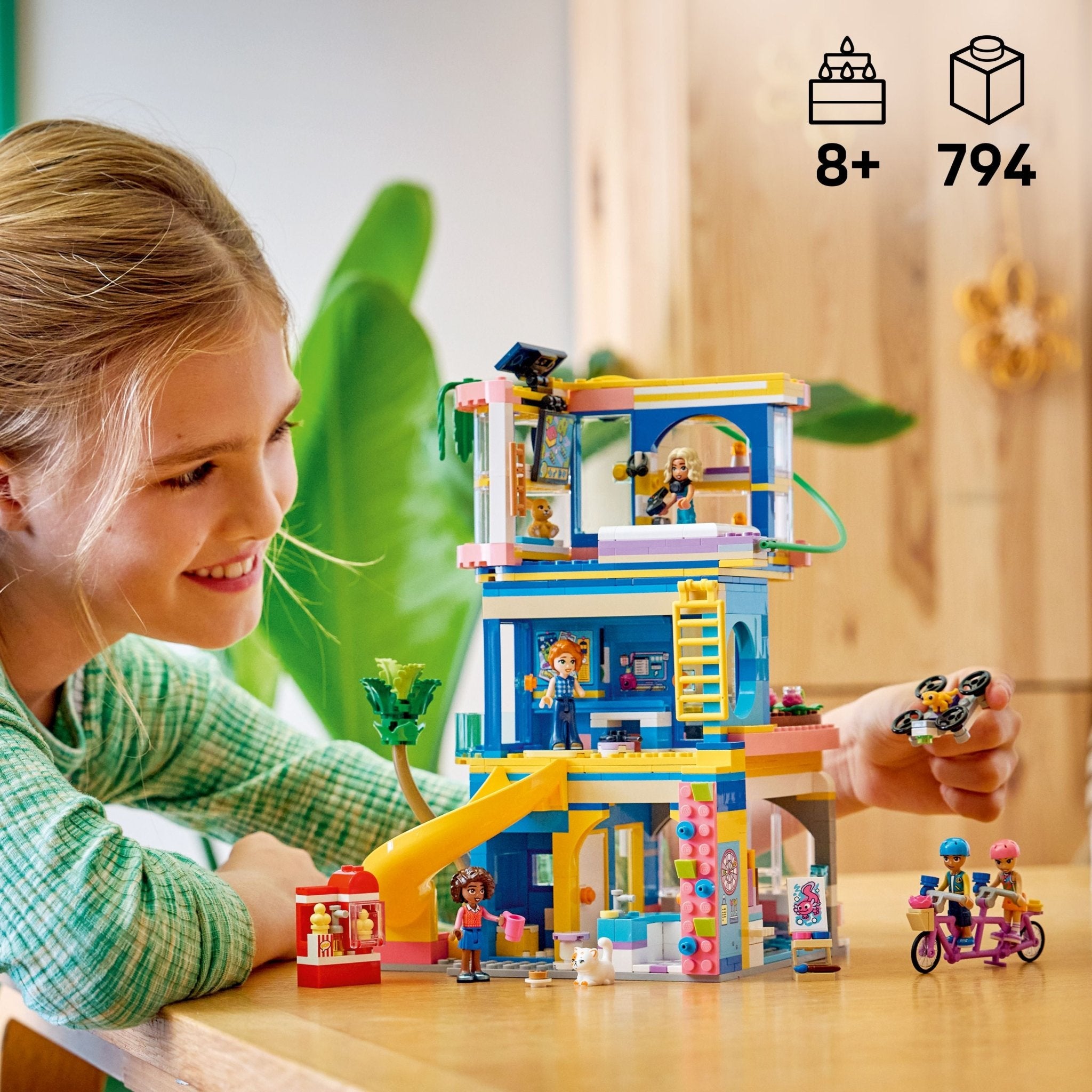 LEGO® Friends LEGO® He lake Club House 42689 - Image 2